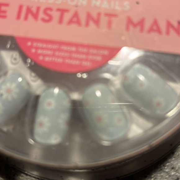 New in box extra short length baby blue white daisies presson nails instant Mani - Picture 3 of 6